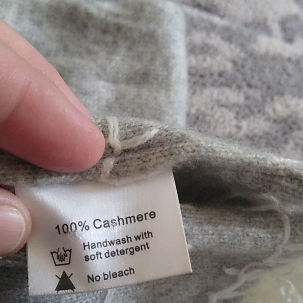 Hello Kitty for Kitson %100 cashmere scarf - Picture 4 of 4